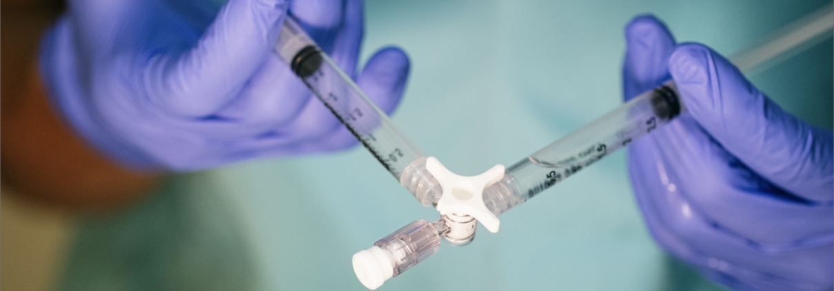 Doctora aplicando una técnica de medicina vascular en su clínica de Barcelona, ejemplo de éxito en marketing sanitario.