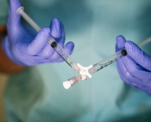 Doctora aplicando una técnica de medicina vascular en su clínica de Barcelona, ejemplo de éxito en marketing sanitario.