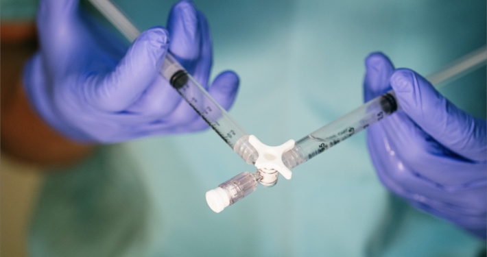 Doctora aplicando una técnica de medicina vascular en su clínica de Barcelona, ejemplo de éxito en marketing sanitario.