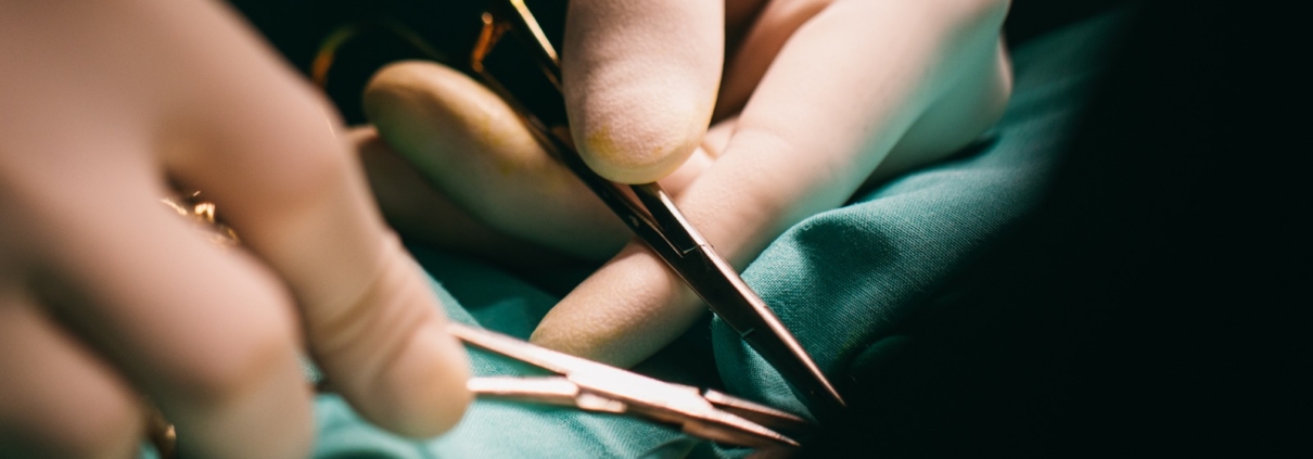 Reflexión sobre marketing sanitario y médicos que colaboran con marcas de ropa e influencers.