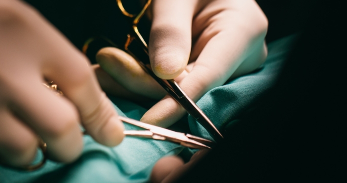 Reflexión sobre marketing sanitario y médicos que colaboran con marcas de ropa e influencers.